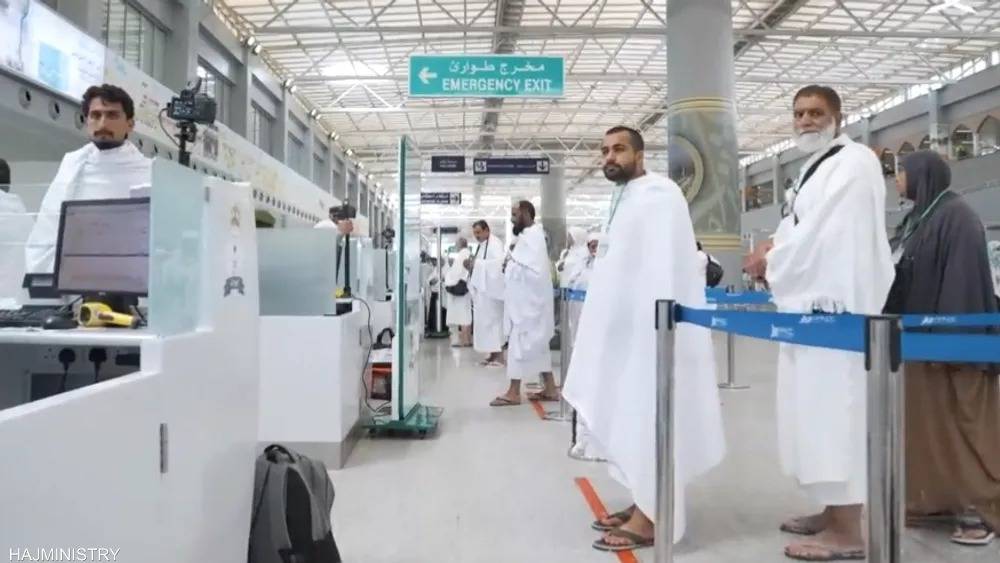 في أول حج بعد جائحة كورونا.. الآلاف يتدفقون إلى مكة