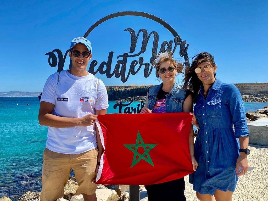 3 سباحين مغاربة يقطعون مضيق جبل طارق لإيصال رسالة!