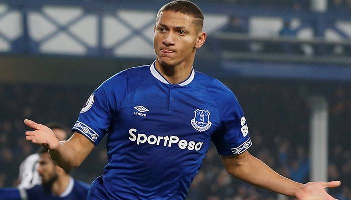 هزم تشيلسي وريال مدريد.. توتنهام يخطف مهاجم إيفرتون