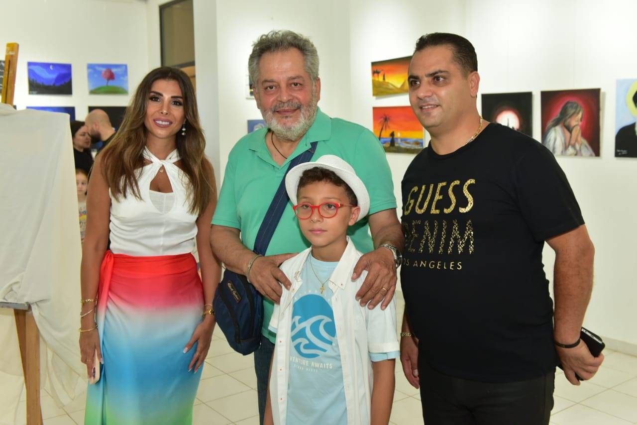 الرسام جون جاسوس يعرض لوحاته للمرة الاولى ويُذهل الحضور!