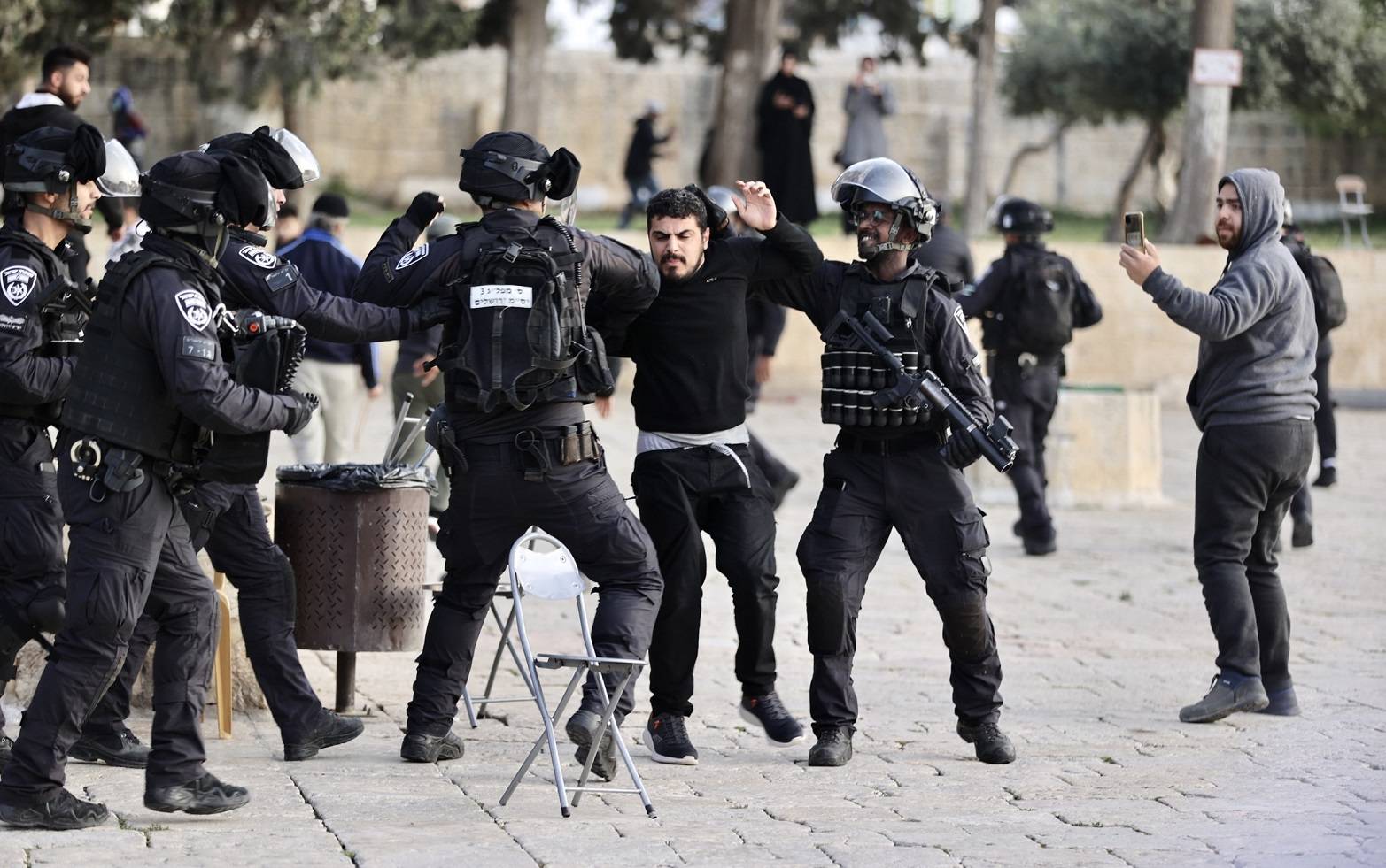 الاحتلال يُمعن في تهويد القدس... المستوطنون يستولون على مساحات من محيط الأقصى
قوات العدو اقتحمت بلدات في الضفة... واعتدت على المدنيين في غزة
