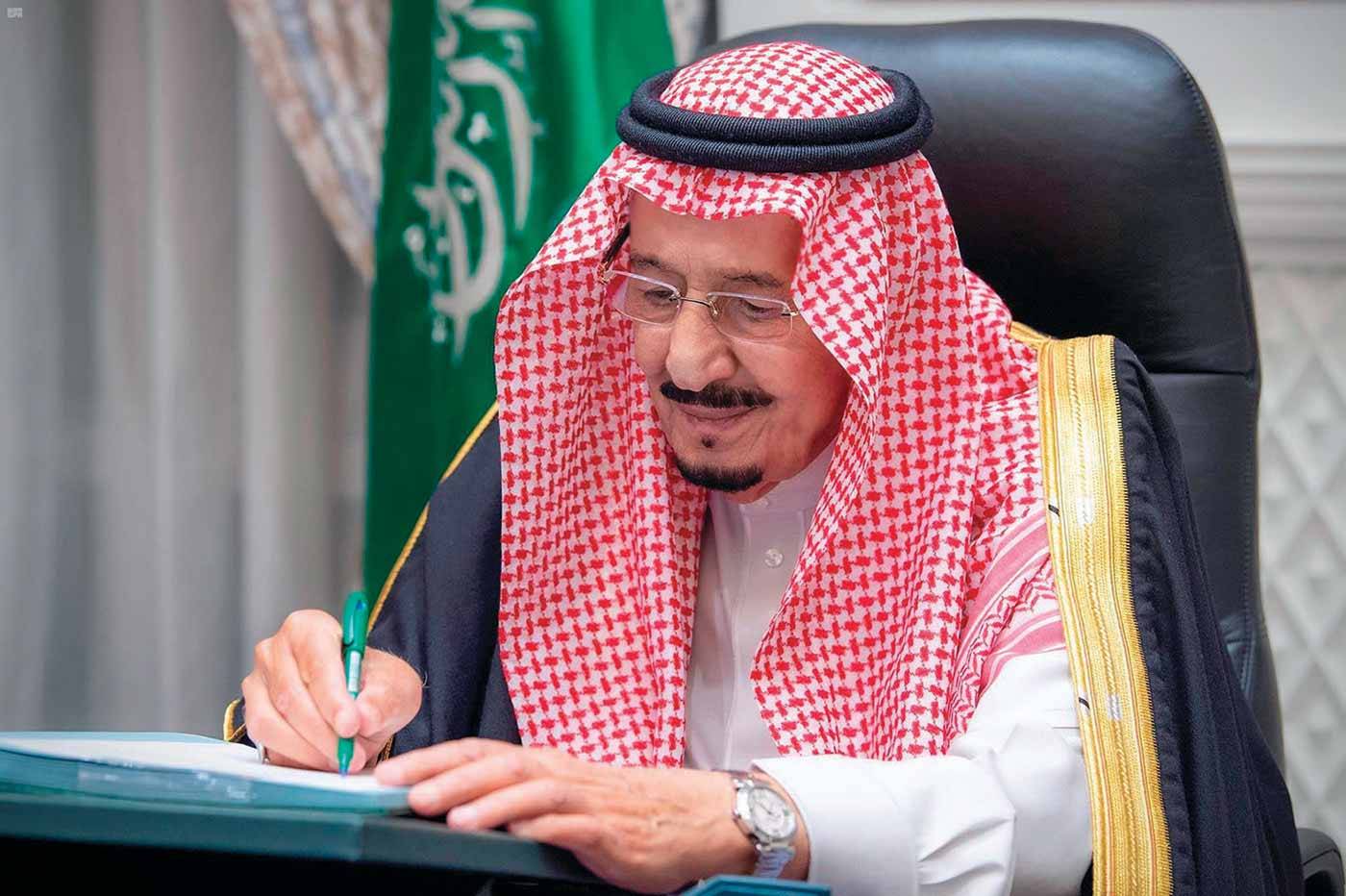 الملك سلمان يُعفي أمين عام مجلس الوزراء من منصبه ويعيّن سيدتين في مناصب حكومية