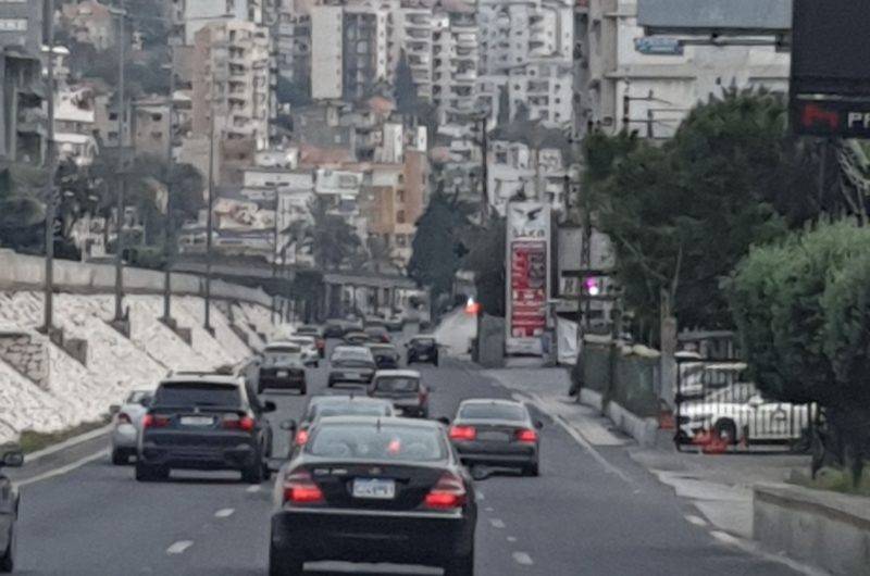 بالصورة- انقلاب حاوية على أوتوستراد جونيه