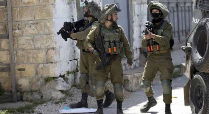 بعد مداهمة منازل ذويهم.. قوات الإحتلال تعتقل 3 فلسطينيين من محافظة الخليل