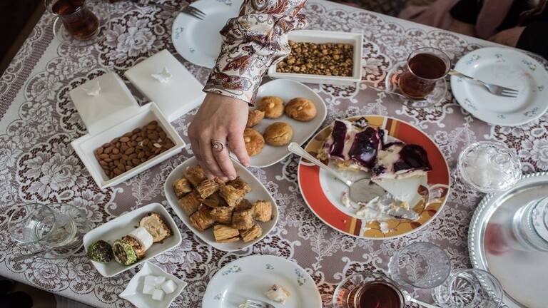 طبيب  يكشف عواقب تناول الشاي مع الحلويات