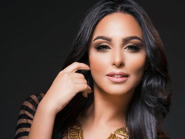 بالصورة- فنانة شابة شهيرة تتحول الى "بائعة ملابس"