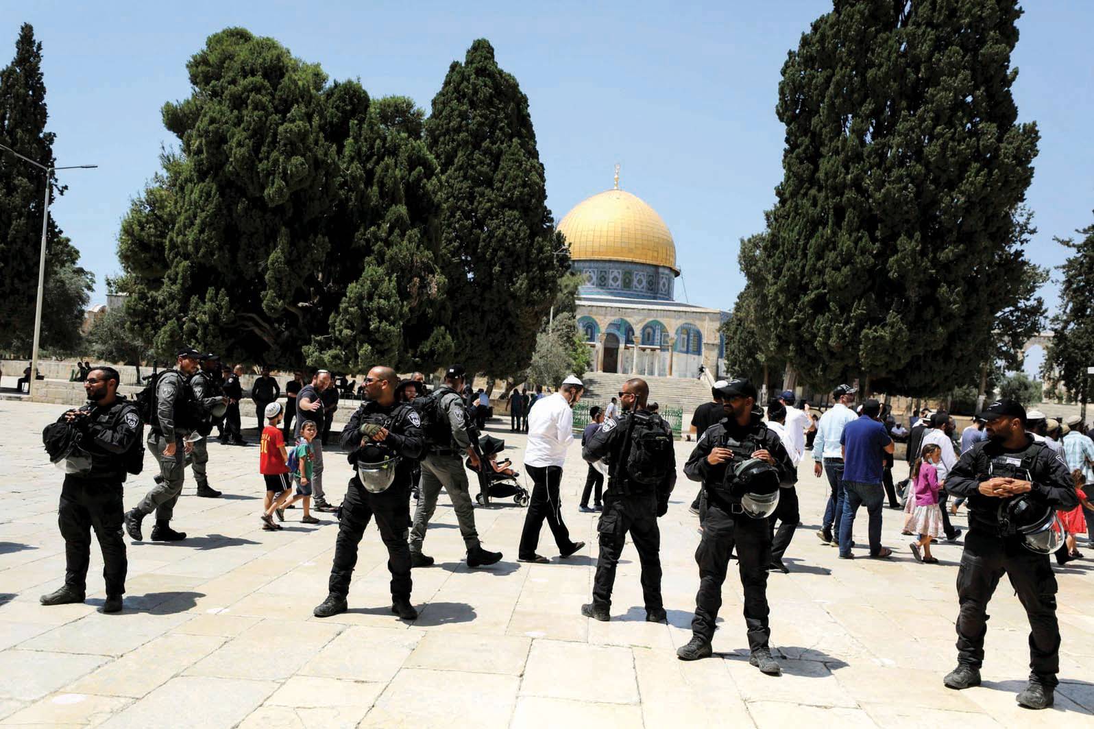 عشرات المستوطنين يقتحمون الأقصى.. واعتقال 12 فلسطينياً في الضفة الغربيّة