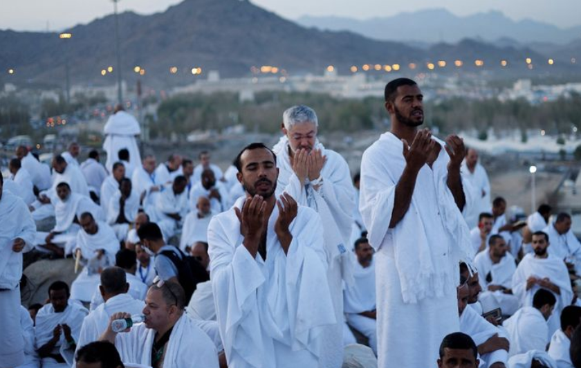 بالصور- الحجاج على جبل عرفات لأداء الركن الأعظم
