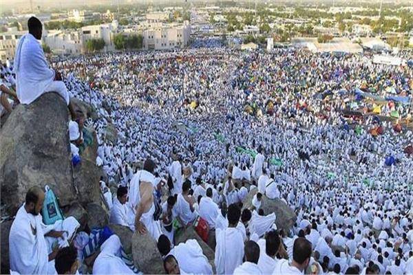 على  جبل عرفات.. الحجاج يطلبون المغفرة ويدعون لأوطانهم