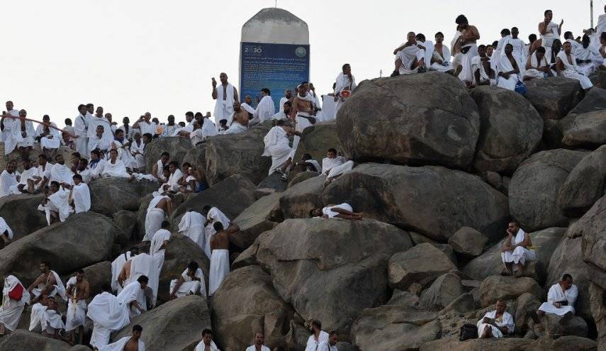 مليون حاج يصعدون إلى عرفات لأداء "ركن الحج الأعظم"