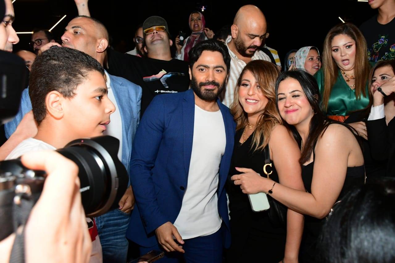بالصور: العرض الخاص لفيلم "بحبك" بحضور تامر حسني وهنا الزاهد وباقي أبطال العمل