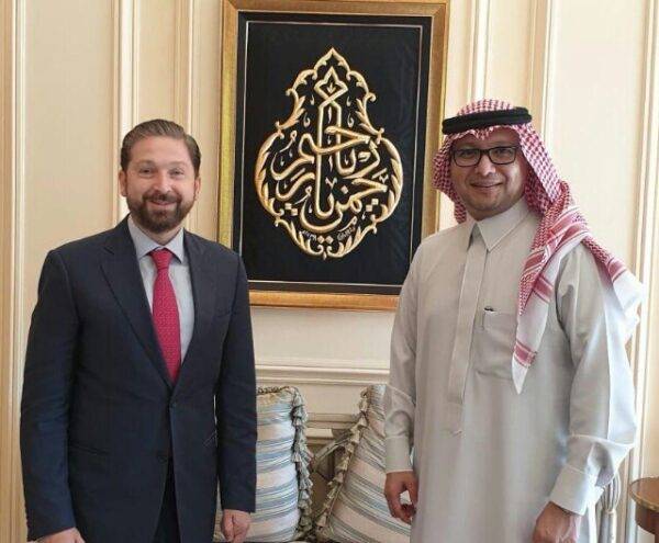 السعودي يتحرّك لبنانياً في «الوقت الضائع» بوهج المبادرة الفرنسيّة
جولة شماليّة للبخاري ولقاءات واسعة... لا أجندة مُحدّدة بعد تجاه السُنّة!