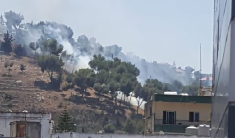في جبل رويس... حريق كبير يتمدد نحو المنازل