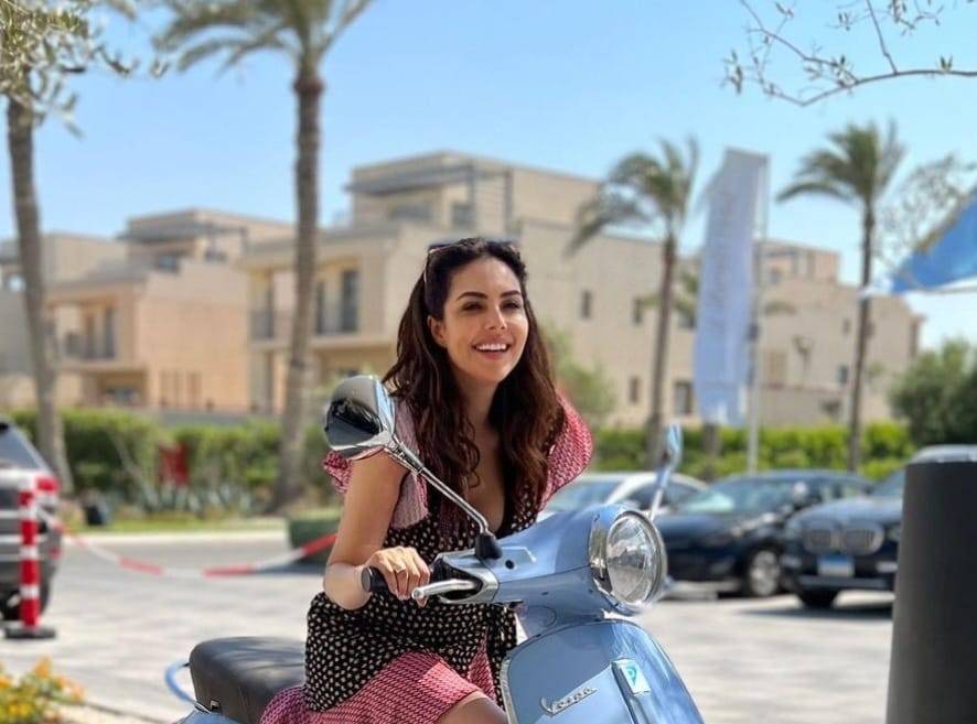 امينة مغربي تثير حيرة جمهورها بعد صور دبلتها!