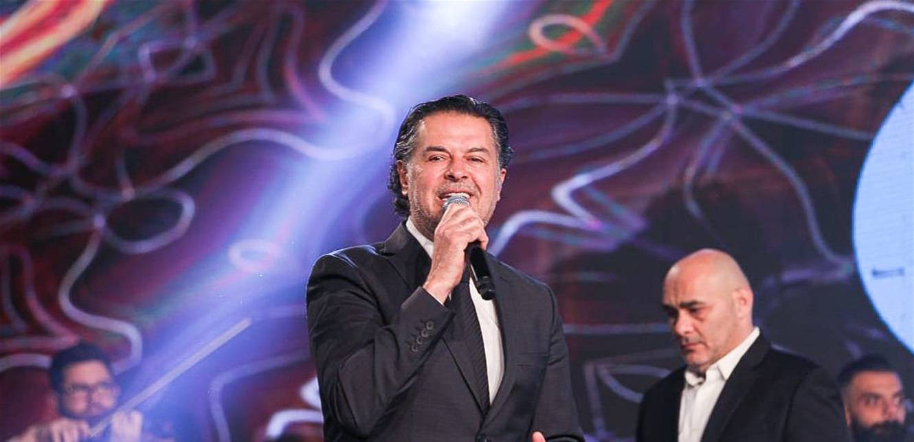 بالفيديو- راغب علامة يتوقف عن الغناء على المسرح.. ماذا حصل؟