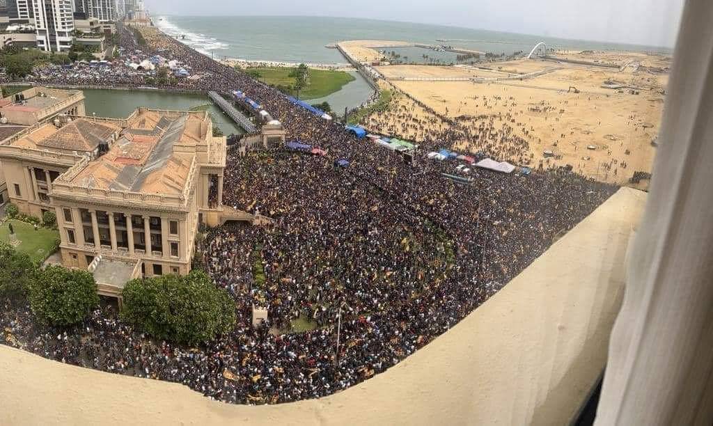 سريلانكا: الوضع يتدحرج نحو الأسوأ..والرئيس الى المنفى؟؟
القصر الرئاسي والمقار الحكوميّة تحت سيطرة المحتجّين