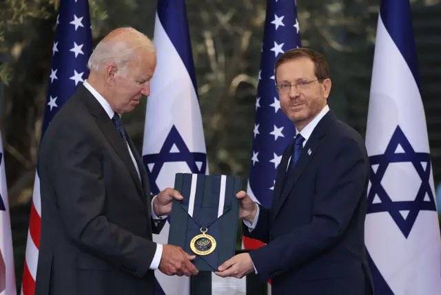 هرتسوغ يقلّد بايدن وسام الشرف الرئاسي