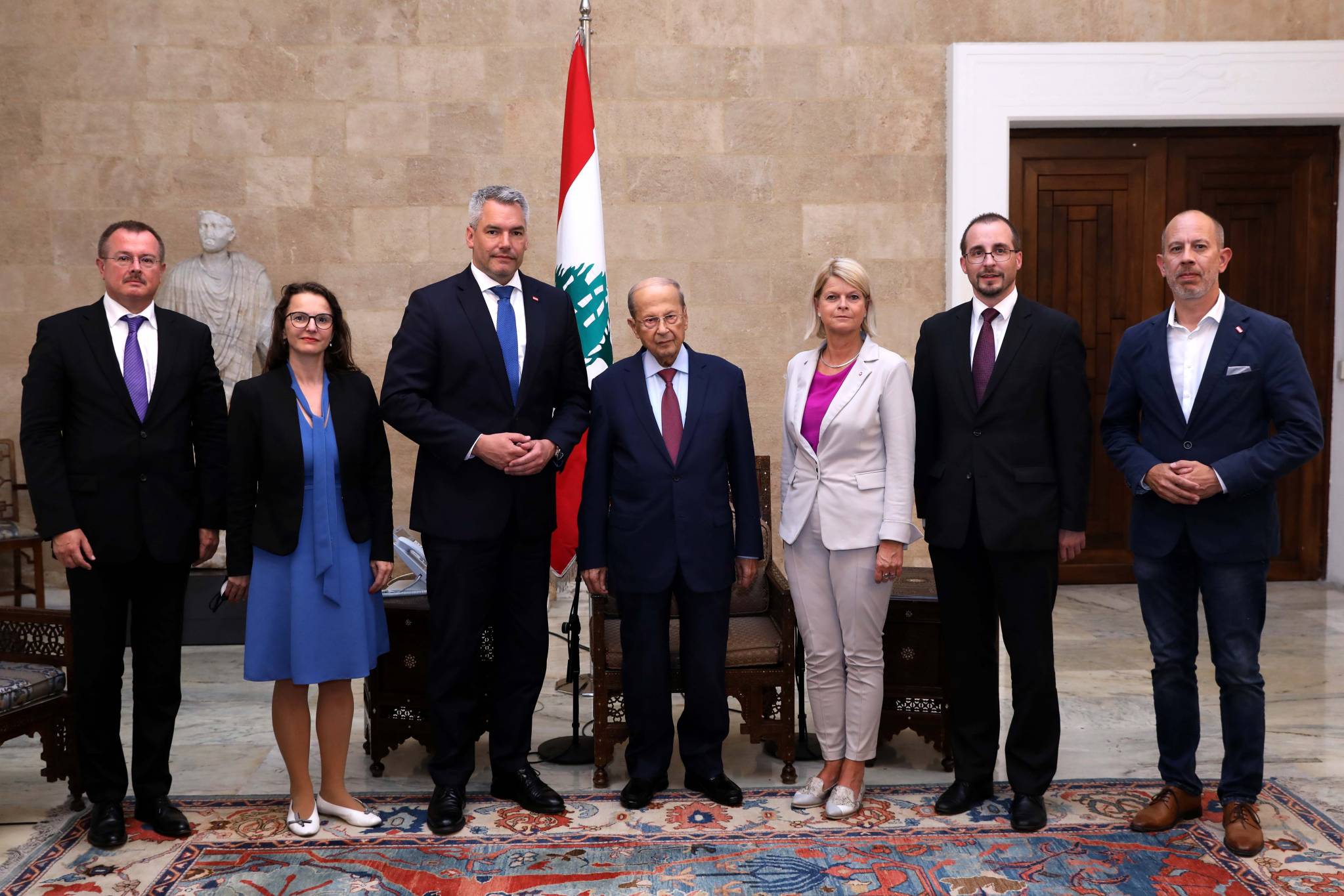 تداول مع فرونتسكا في مضمون التقرير الذي سيُعرض أمام مجلس الأمن
عون للمستشار النمساوي: لبنان مُتمسّك بسيادته الكاملة وبحقوقه في استثمار ثرواته
نيهامر: آمل أن تتشكّل الحكومة.. ومُستعدّون للمساهمة في إعادة إعمار مرفأ بيروت