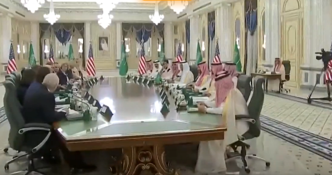 فيديو- مراسلة تُحرج بايدن أمام بن سلمان "هل ما زالت السعودية منبوذة؟"