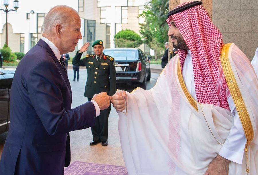 تعليق سعودي على مصافحة "القبضة" بين بن سلمان وبايدن!