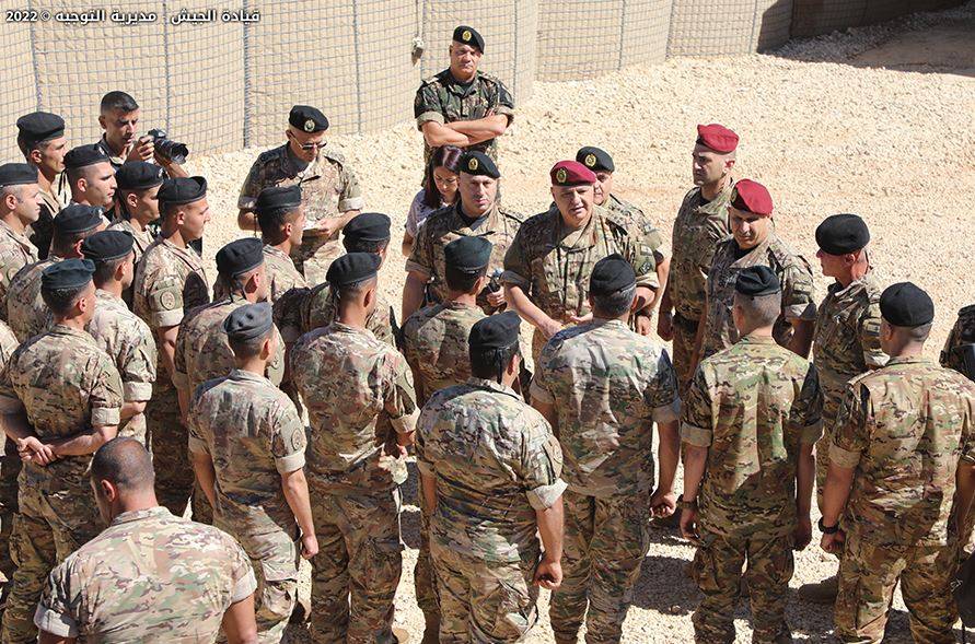 قائد الجيش متفقدا معهد الرتباء وفوج الحدود البرية الرابع: من دونكم ستسود شريعة الغاب