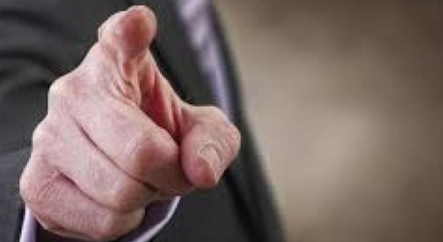 لم تشكراه على فتح الباب.. فهددهما بمسدس !