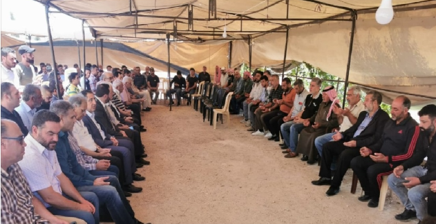وفد من حزب الله برئاسة الحاج حسن
عزّى بضحايا حادث عرسال