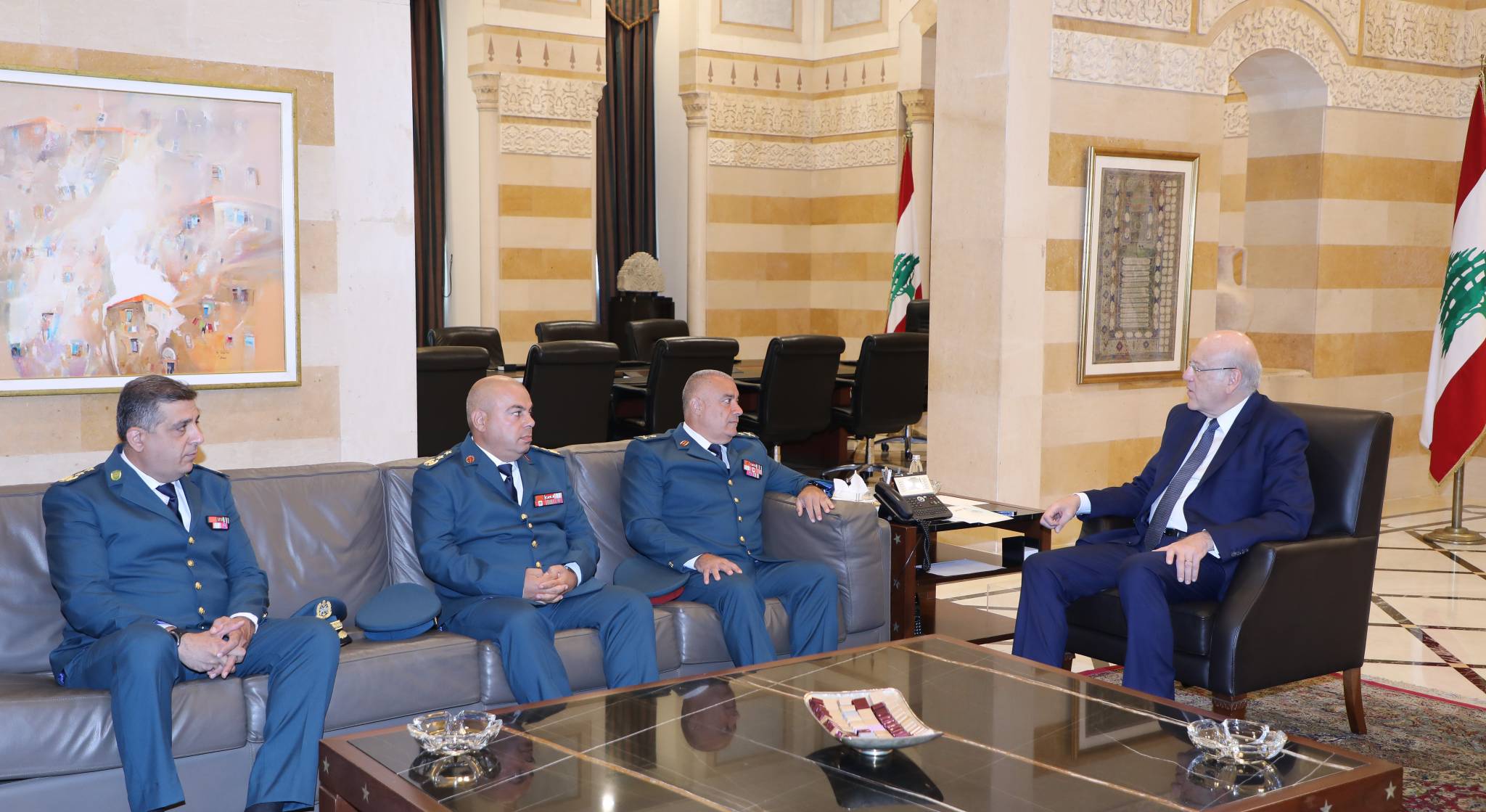 تلقّى دعوة من الجيش لحضور احتفال 1 آب
ميقاتي بحث مع شيّا وغريو الأوضاع وترسيم الحدود