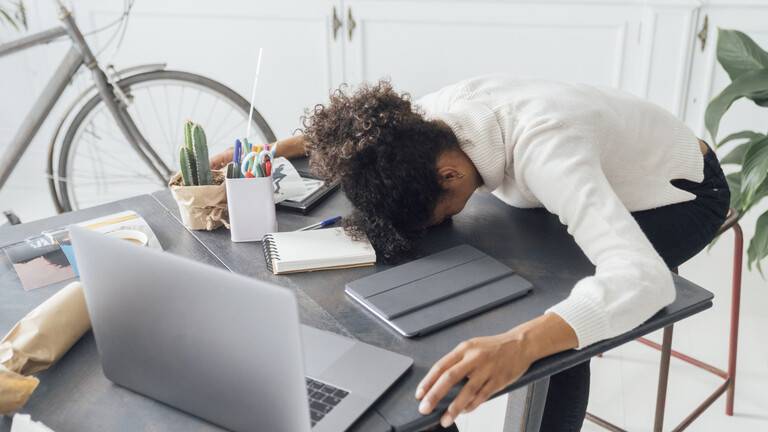 خمسة أعراض جسدية قد لا تدركها يمكن أن تكون ناجمة عن الإرهاق
