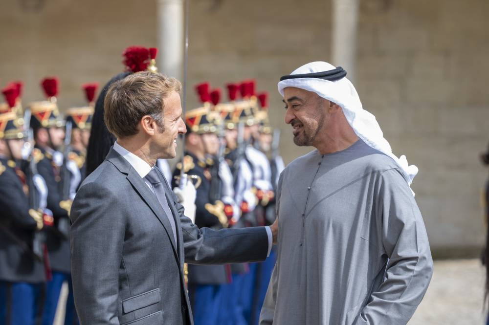رئيس الإمارات يصل الى باريس في زيارة ستشهد توقيع اتفاق يضمن إمدادات الديزل لفرنسا