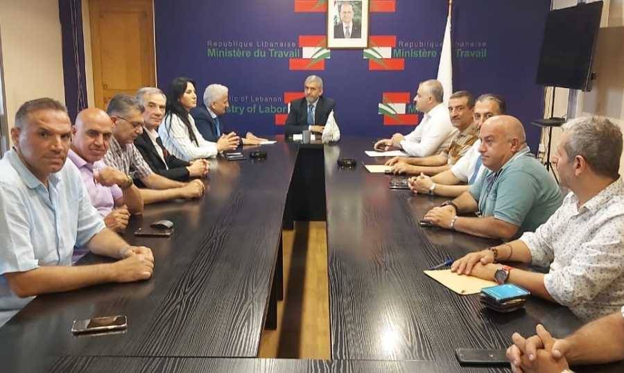 وزير العمل بحث مع وفد اتحاد المصالح
والمؤسسات العامة تقديمات ألقطاع العام
