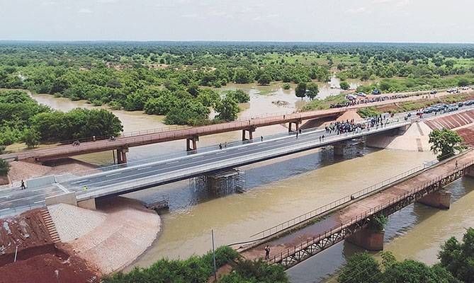 جماعات مسلّحة في بوركينا فاسو تفجّر الجسور وتعزل بلدات عن العاصمة