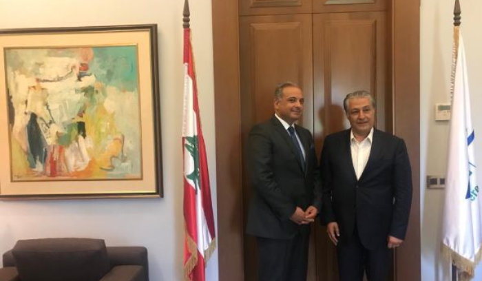 المرتضى تسلم من الشاعر سميح خليل دعوة لحضور مهرجان الزجل 2022 في حراجل