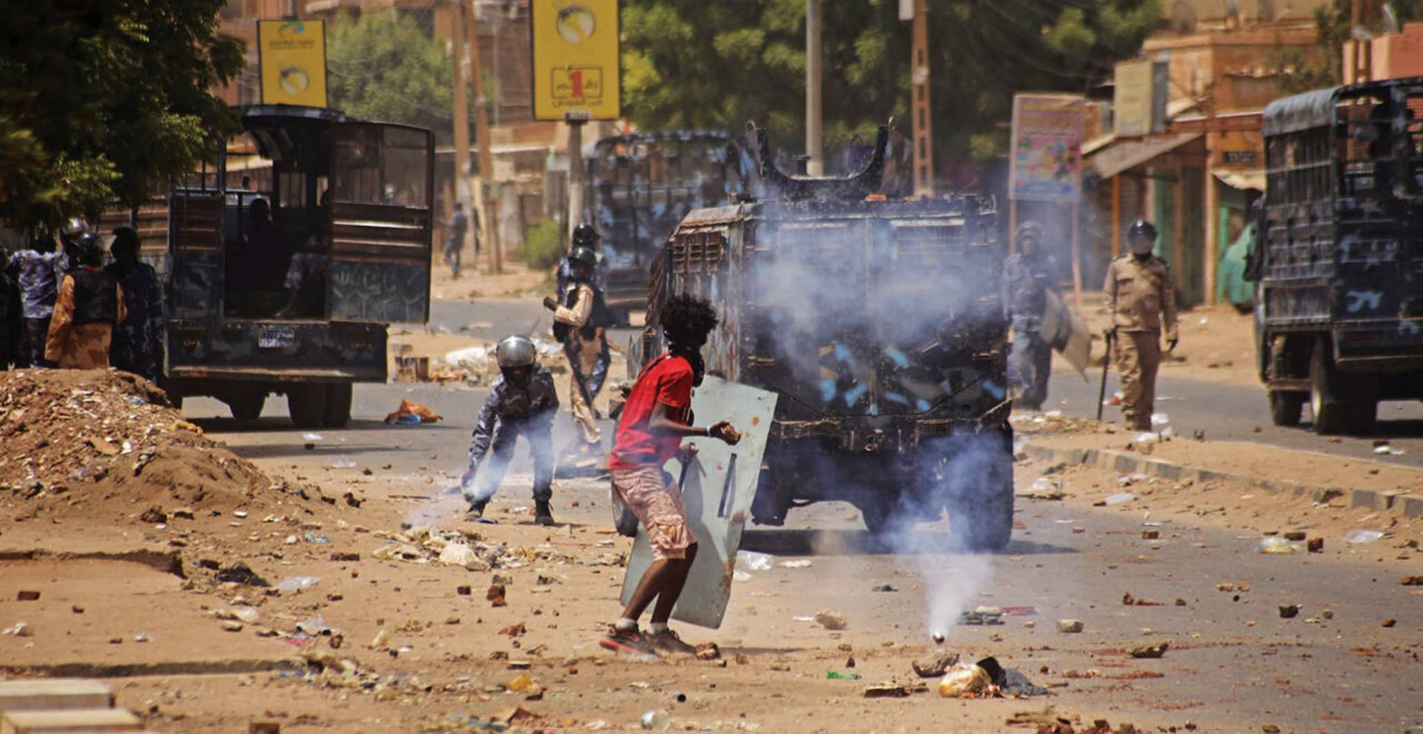 السودان : 60 قتيلاً باشتباكات قبليّة دامية وتظاهرات في الخرطوم ضدّ الحكم العسكري
