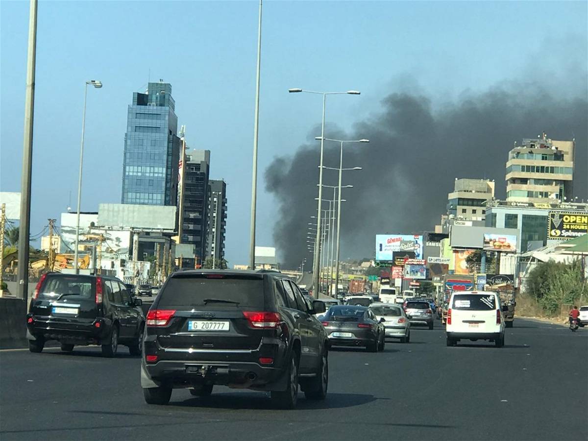 بالفيديو- حريق في ضبيه والدخان الأسود يغطي المنطقة