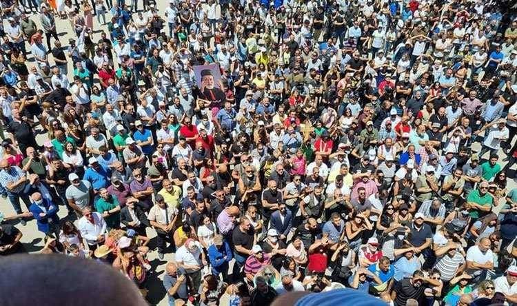 حشود شعبييّة توافدت الى الديمان استنكاراً لما حصل مع المطران الحاج وتأييداً لمواقف البطريرك
الراعي: ما حصل مع المطران الحاج اعتداء وانتهاك لكرامة الكنيسة.. ونرفض التصرّفات البوليسيّة
ابحثوا عن العملاء في مكان آخر فأنتم تعلمون أين هم ومن هم... والبطريركيّة صامدة على مواقفها