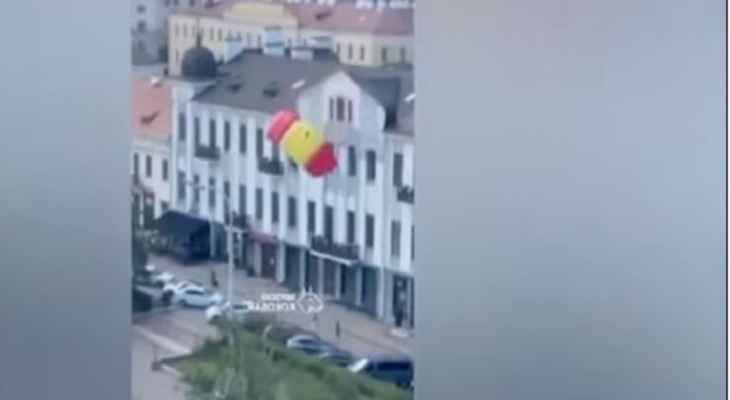 بالفيديو- مظلي فقد السيطرة وهوى نحو الأرض في سقوط حر