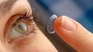 ابتكار عدسات لاصقة لعلاج أمراض العين