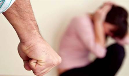 القبض على شخص عنّف زوجته
وولديها بأعنف الطرق وقتل ابنتها