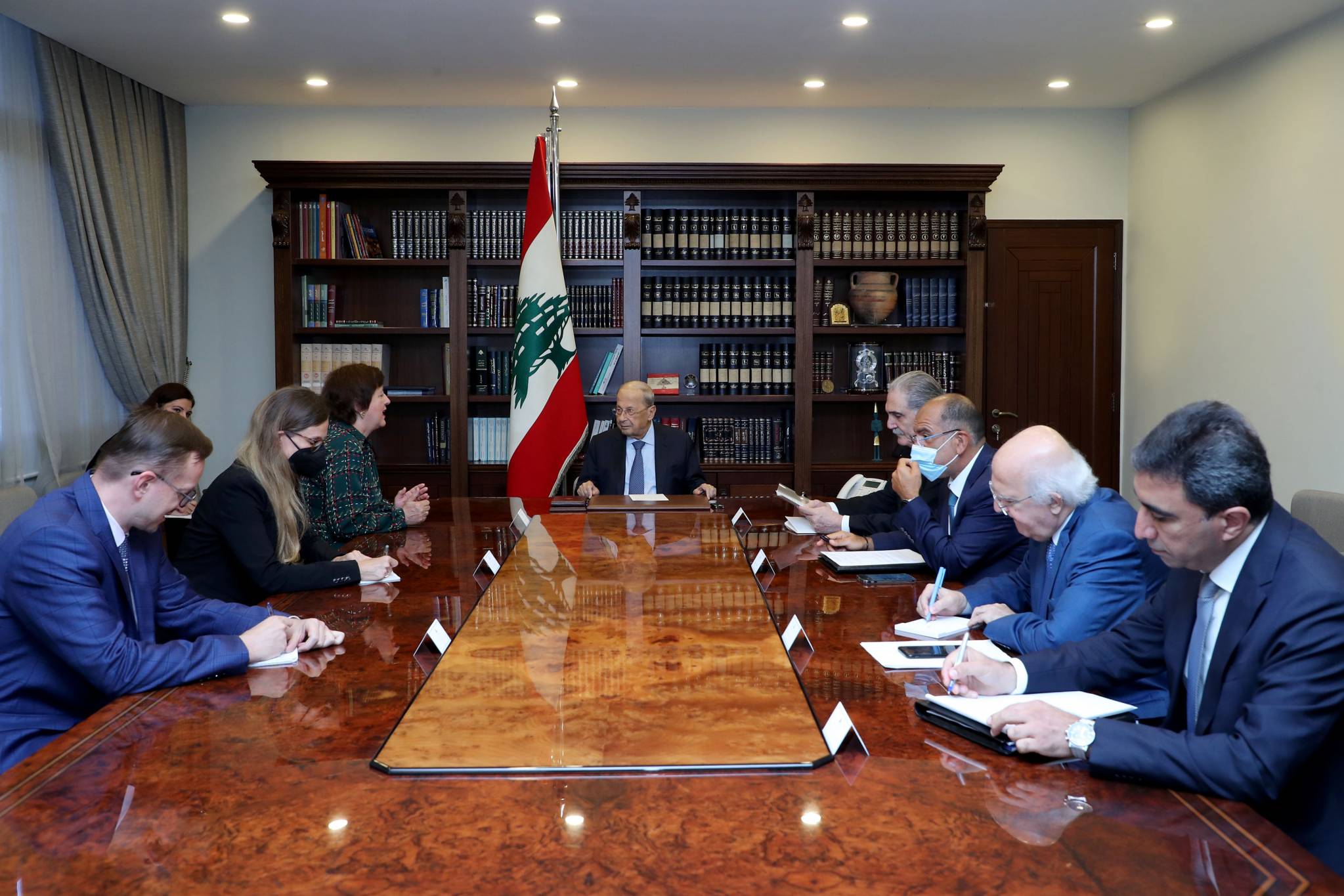 المنسقة الخاصة للأمم المتّحدة بحثت مع شرف الدين ملف النازحين
عون: نسعى الى إقرار الإصلاحات
واستكمال المفاوضات مع صندوق