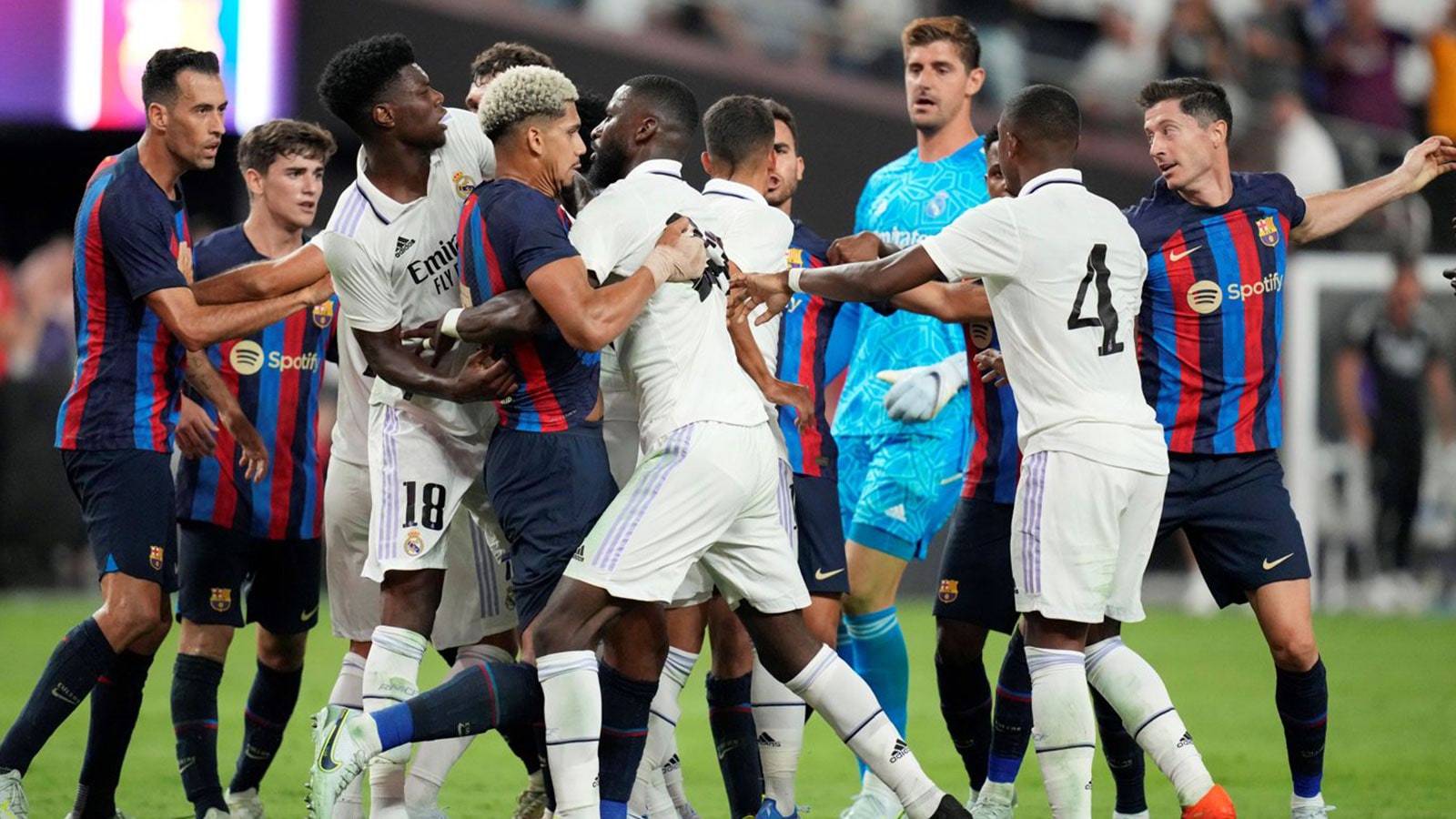 بالفيديو- اشتباك وتدافع بين لاعبي برشلونة وريال مدريد