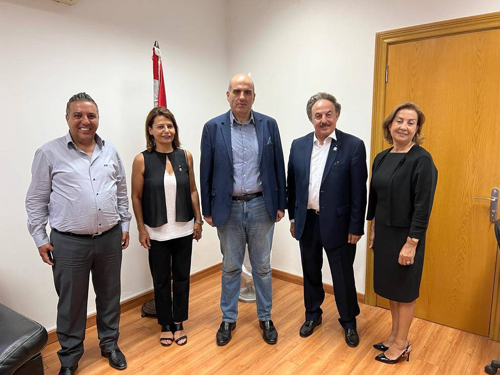 مدير عام وزارة الزراعة  يبحث مشاريع زراعية مع محافظ المنطقة الروتارية ٢٤٥٢