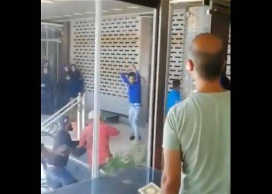 بالفيديو - إشكال أمام احد الأفران في هذه المنطقة.. إليكم التفاصيل