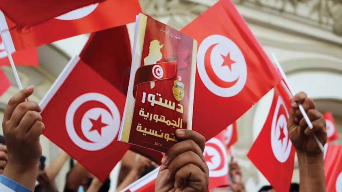 التونسيّون يُصوّتون على الدستور الجديد
أحزاب مُعارضة تتهم سعيّد بخرق القانون