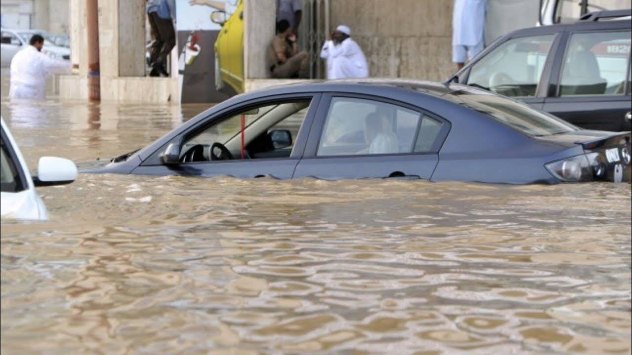 الإمارات تشهد سيولا جارفة وأمطارا غزيرة