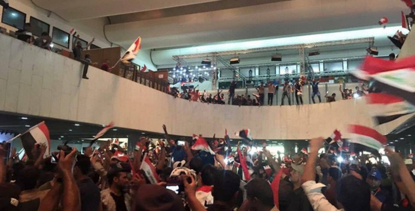أنصار التيار الصدري ينسحبون من البرلمان تلبية لدعوة زعيمهم