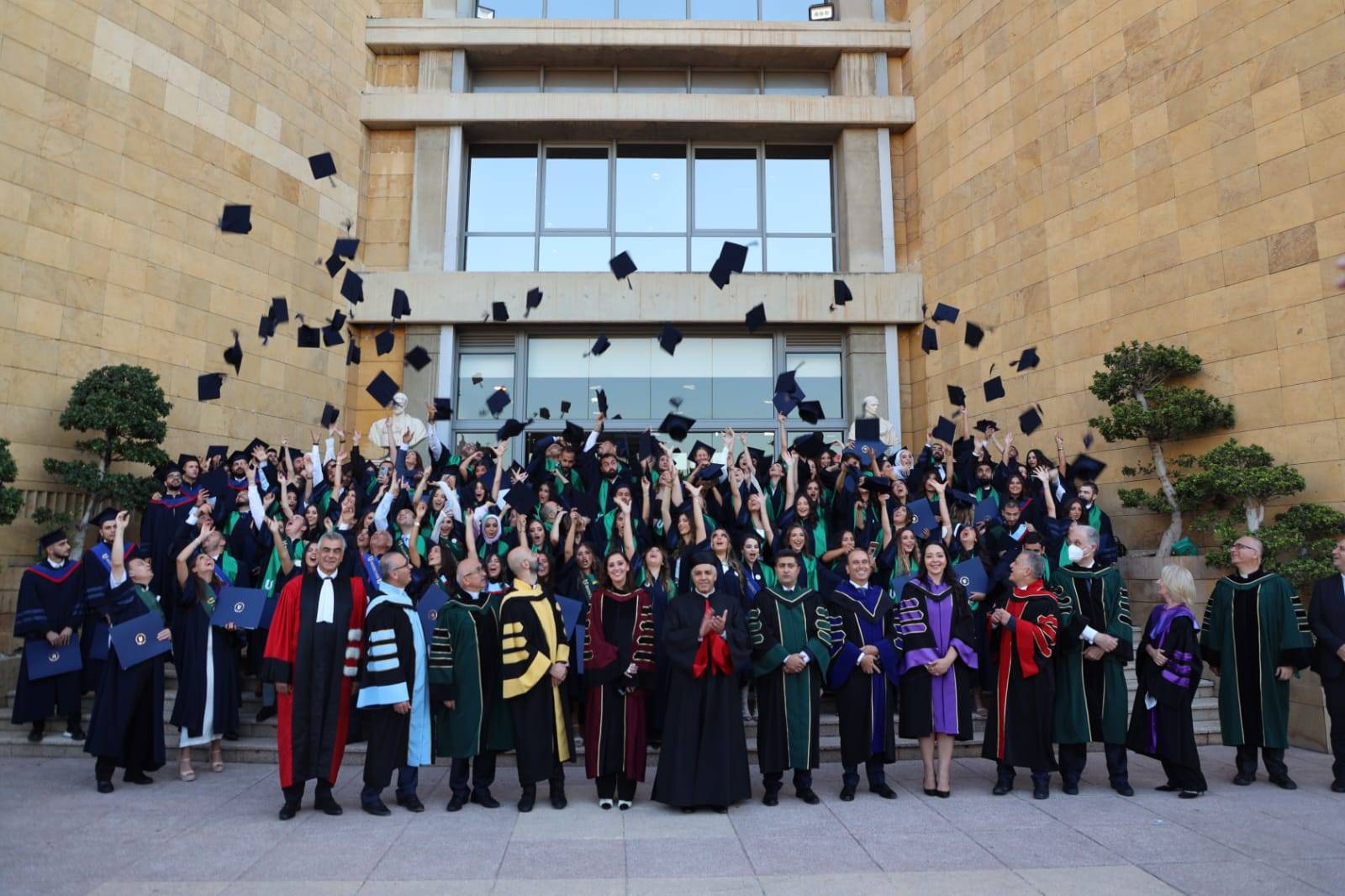 جامعة الحكمة تحتفل بتخريج طلابها والدفعة الأولى من كلية الهندسة