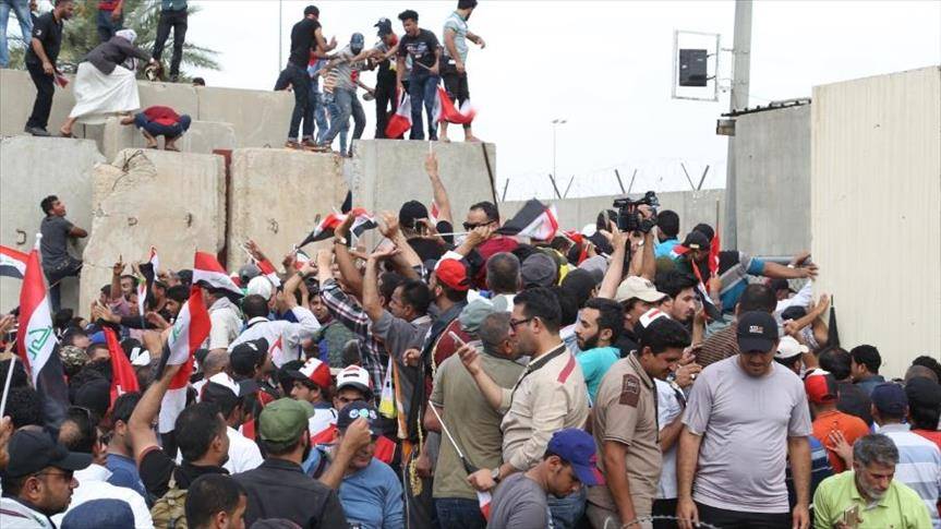 أنصار الصدر يقتحمون البرلمان في المنطقة الخضراء