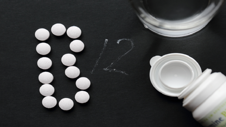 علامة في قدميك تشير لنقص فيتامين B12