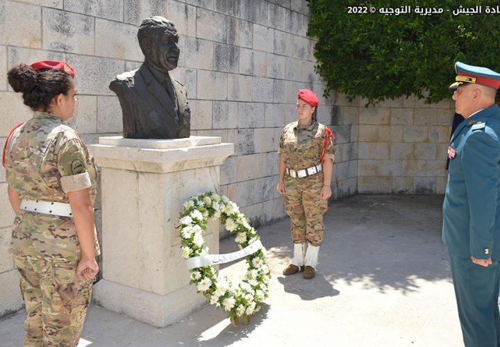 وضع أكاليل من الزهر على أضرحة
قادة الجيش السابقين بمناسبة عيد الجيش